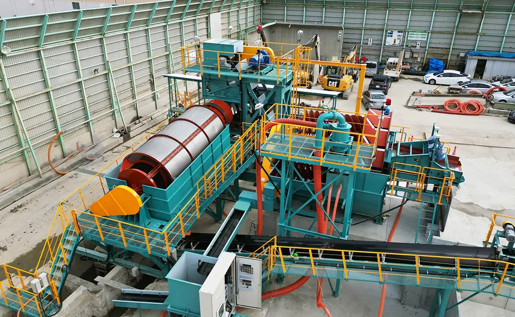 新栄重機の車両群