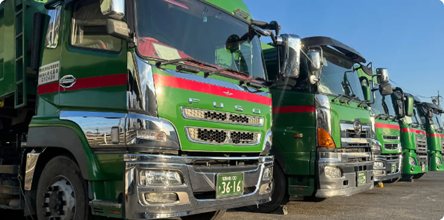 トラックが並んでいる画像